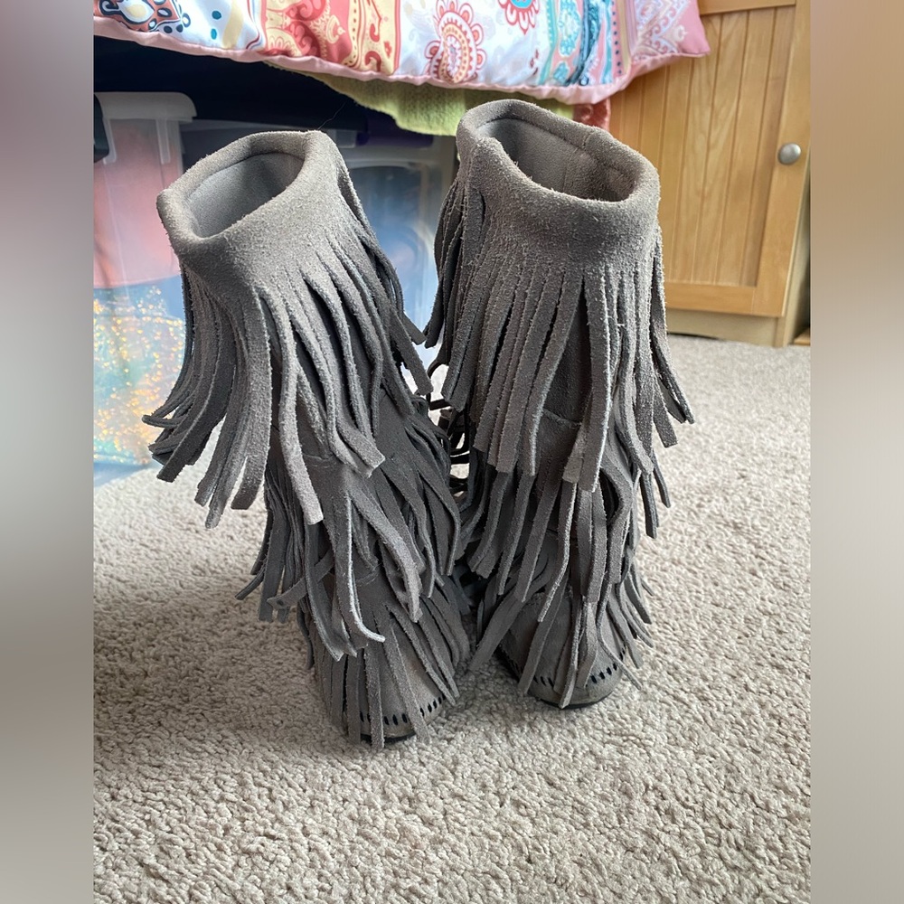 Grey Minnetonka 3 layer fringe boots - Picture 3 of 11